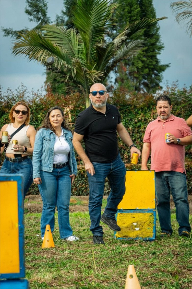señor jugando tejo
