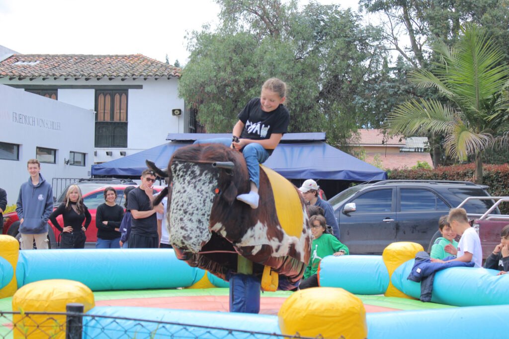 niño en toro mecanico